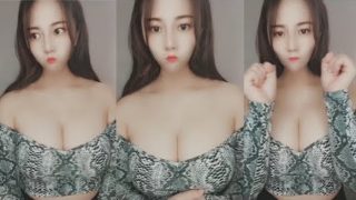 【巨乳美女】胸好大，沟好深，让人忍不住多看几眼！